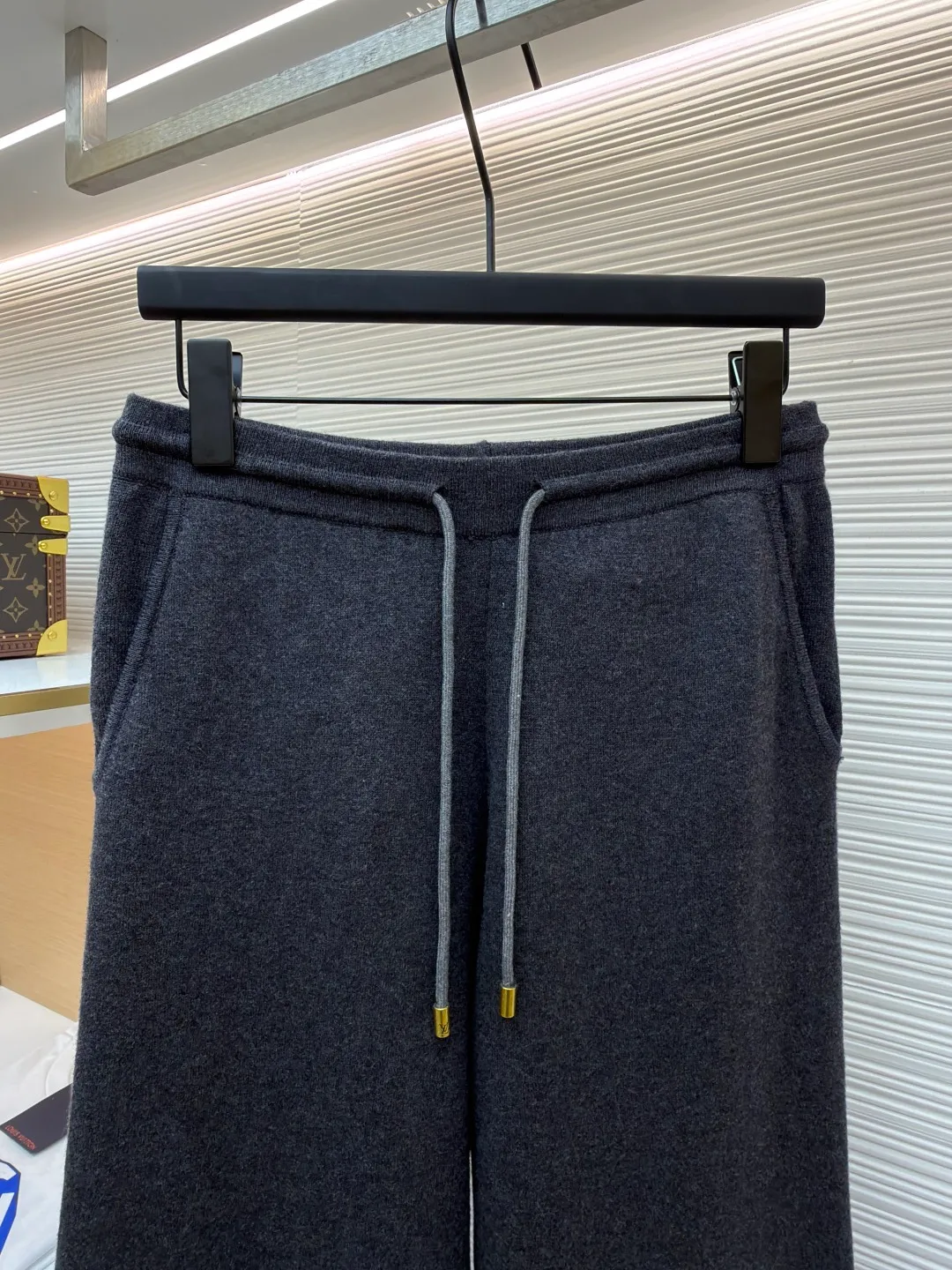 LOUIS VUITTON wool knitted printed leggings trousers ●Original version: Purchased and developed by 13100 ●Item number: 1682079-B70 ●Fabric: wool blended fabric ●Technology: knitted ●Color: gray ●Version: fitted version ●Weight: about 500 grams ●Size: S-M-L-XL ●Description: Wool custom-dyed with 48s cashmere blended imported yarn, imported Stoll 14-needle double-sided jacquard process, a single piece takes 280 minutes per piece, the pockets are made of 60s modal cotton, the cashmere feels very soft and waxy, with high warmth retention, custom-made logo zipper, specific three-label washing, the overall routing is straight and delicate, the fabric is comfortable and soft, the color is consistent and no color difference It can be matched with the same style to create a fashionable look, and can be used in various occasions. Customized accessories, complete with three standards, same style for men and women!